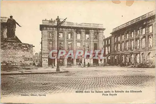 Ansichtskarte AK Reims dans les Ruines apres la Retraite des Allemands Place Royale Militaria