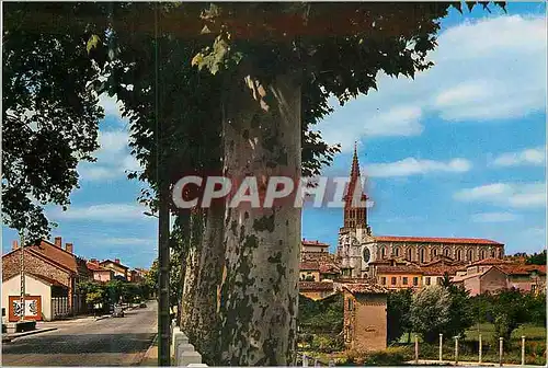 Cartes postales moderne Caussade (Tarn et Garonne) Vue avec l'Eglise a l'Arrivee de Montauran