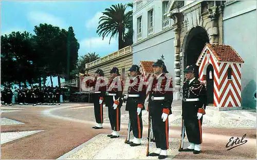 Cartes postales moderne Palais de SAS Le Prince de Monaco La Releve de la Garde Princiere devant la Porte d'Honneur Mili