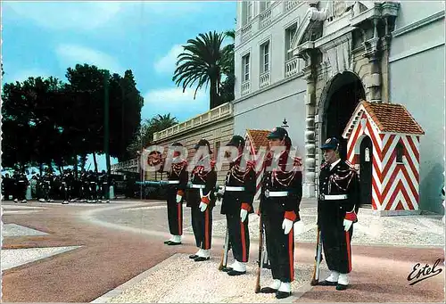 Cartes postales moderne Palais de SAS Le Prince de Monaco La Releve de la Garde Princiere devant la Porte d'Honneur Mili