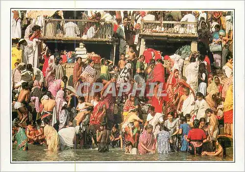 Cartes postales moderne Benares les Ghats sur le Gange India Spectacle entre Tous que cette Foule Indienne Bigarree qui