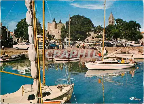 Cartes postales moderne Ile de Noirmoutier (Vendee) Le Port et la Place du Donjon Bateaux