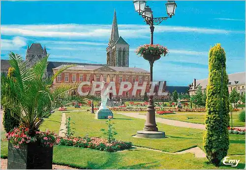 Cartes postales moderne Lisieux (Calvados) le Palais de Justice et les Fleches de la Cathedrale Vus du Jardin Public