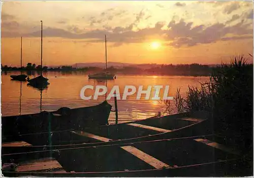 Cartes postales moderne Coucher de Soleil sur les Etangs Bateaux de peche
