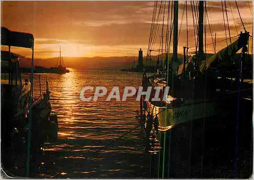 Cartes postales moderne Yachts au Soleil Couchant Lumiere et Beaute de la Cote d'Azur Bateaux