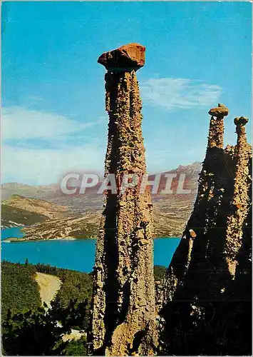 Cartes postales moderne Sur la Route Briancon Barcelonnette Les Demoiselles Coiffees du Sauze et lac de Serre Poncon