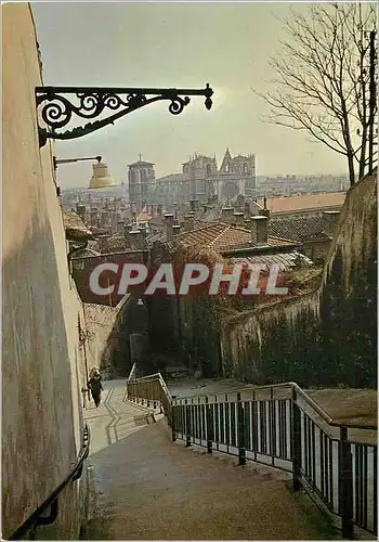 Cartes postales moderne Lyon un Aspect du Vieux Lyon la Montee des Chazeaux et la Cathedrale Saint Jean