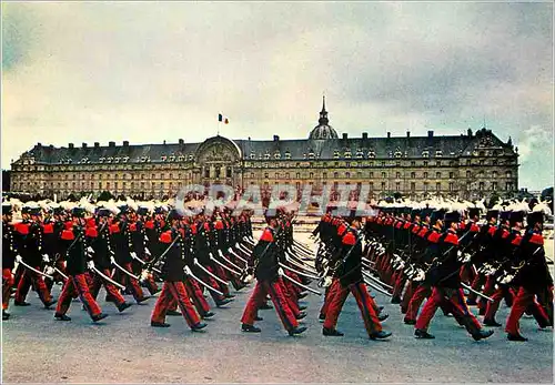 Moderne Karte Paris Les Saint Cyriens devant les Invalides au defile du 14 Juillet Militaria