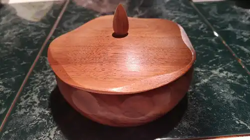 Gedrechselte Schmuckdose aus Holz