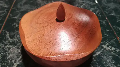 Gedrechselte Schmuckdose aus Holz