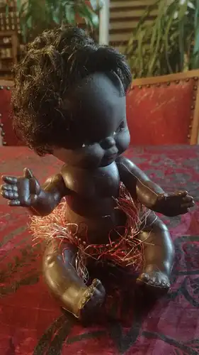 Dunkelhäutige Puppe aus den Achtzigern