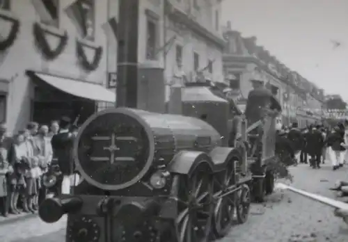 tolles altes Foto - Festumzug - Fahrzeug als alte Lokomotive  - 50-60er Jahre