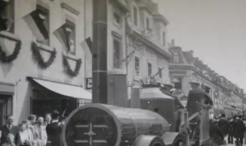 tolles altes Foto - Festumzug - Fahrzeug als alte Lokomotive  - 50-60er Jahre