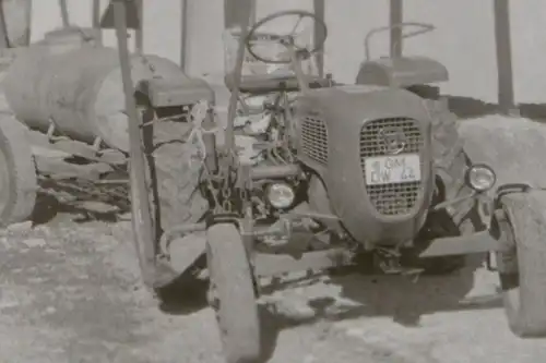 tolles altes  großes Negativ - Oldtimer Schlepper, Traktor - Marke ?? an Scheune