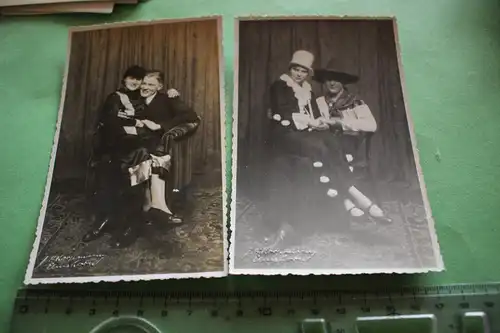 zwei tolle alte Fotos hübsches Paar in vers. Kostümen - Elmshorn  20-30er Jahre?