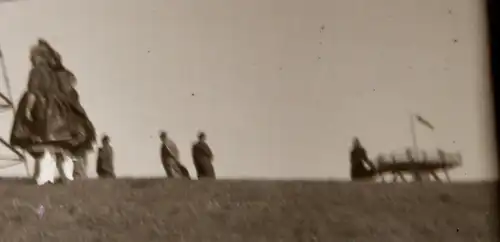 tolles altes Negativ - Personen auf einem Flugfeld ??? Tragfläche zu sehen