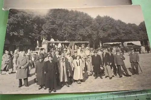 zwei tolle alte Fotos Gruppe Menschen - Ausflug mit LKW - 1933 Ort ???