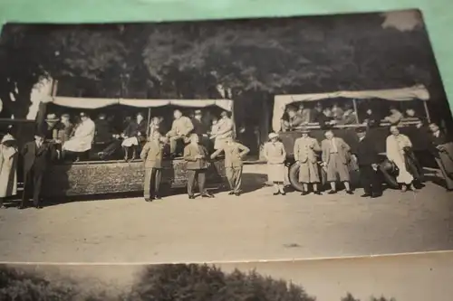 zwei tolle alte Fotos Gruppe Menschen - Ausflug mit LKW - 1933 Ort ???