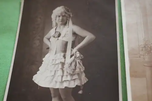 zwei tolle alte Fotos hübsches Frau in Kostümen  20-30er Jahre?
