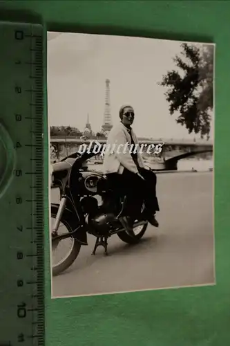 tolles altes Foto - Frau posiert in Paris auf Oldtimer Motorrad DKW ?