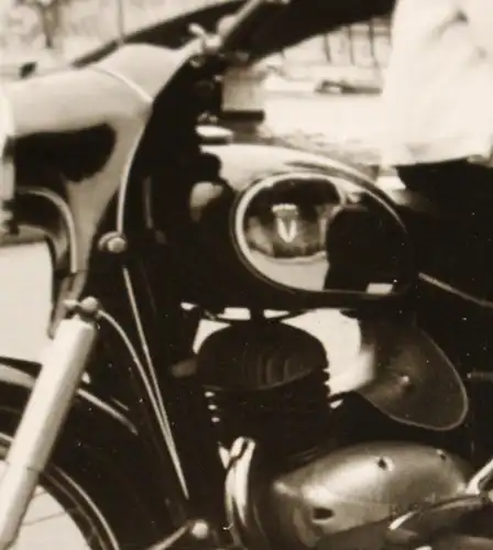 tolles altes Foto - Frau posiert in Paris auf Oldtimer Motorrad DKW ?