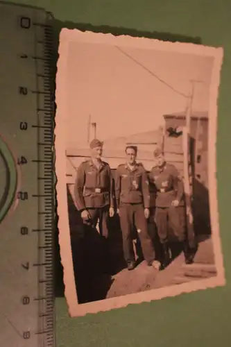 tolles altes Foto - drei Soldaten, zwei mit mehreren Abzeichen Flak usw