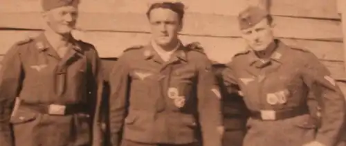 tolles altes Foto - drei Soldaten, zwei mit mehreren Abzeichen Flak usw