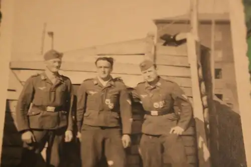 tolles altes Foto - drei Soldaten, zwei mit mehreren Abzeichen Flak usw