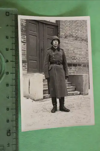 tolles altes Foto - Portrait eines Soldaten mit Stahlhelm und Mantel