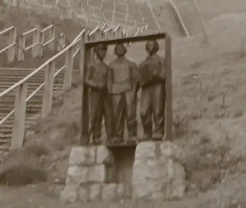 tolles altes Negativ - Denkmal drei Männer steiler Weg nach oben - Turm ??