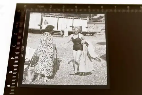 tolles altes Negativ - hübsche Frau im Badeanzug 50-60er Jahre 