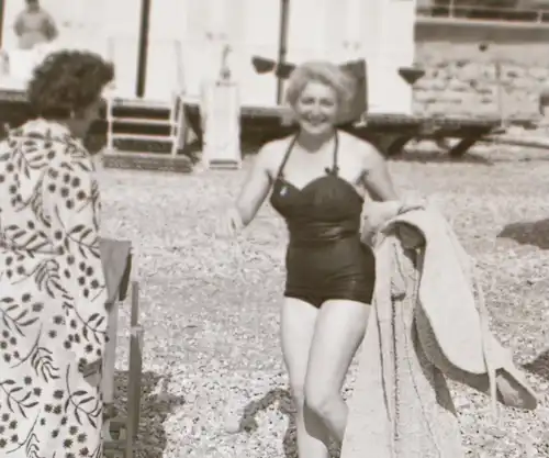 tolles altes Negativ - hübsche Frau im Badeanzug 50-60er Jahre