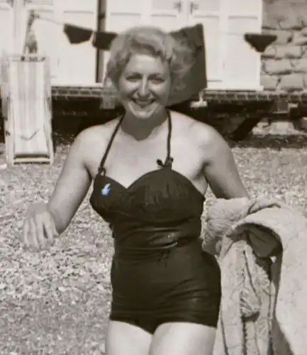 tolles altes Negativ - hübsche Frau im Badeanzug 50-60er Jahre