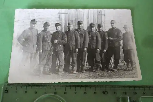 tolles altes Foto - Gruppe Soldaten mit Feldmützen 