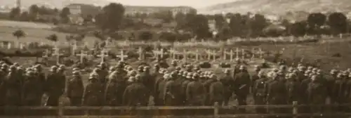 interessantes altes Foto - Soldaten auf Ehrenfriedhof - Manshoven ??