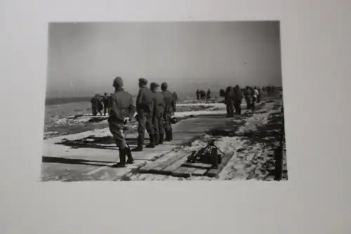 tolles altes Foto - Soldaten zum Flugzeugschiessen in ???