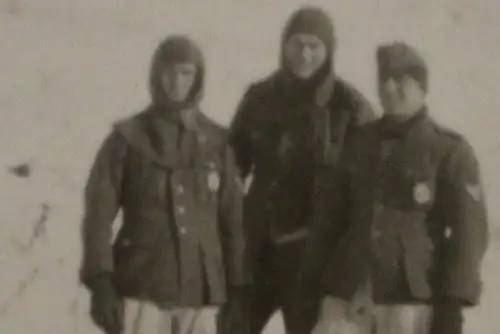 tolles altes Foto - drei Soldaten mit Winterkleidung - zwei mit ISA - Russland ?