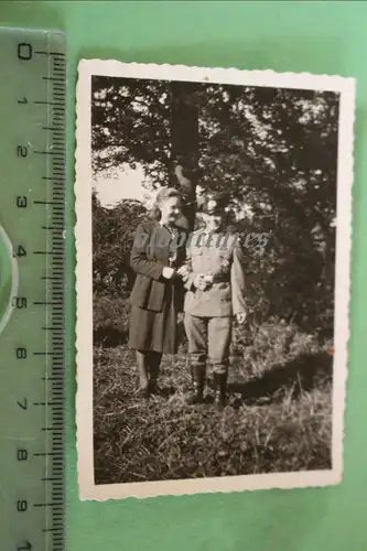 tolles altes Foto - Frau mit Soldat - EK I , Panzerkampfabzeichen, Verw.Abz.