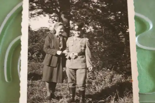 tolles altes Foto - Frau mit Soldat - EK I , Panzerkampfabzeichen, Verw.Abz.