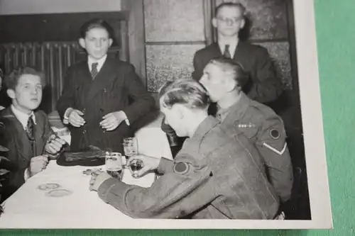 tolles altes Foto - Berlin Charlottenburg - englische Soldaten trinken mit Deuts