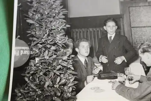 tolles altes Foto - Berlin Charlottenburg - englische Soldaten trinken mit Deuts