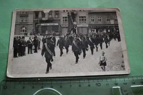 tolles altes Foto - Umzug Veteranen ?? Geschäfte im Hintergrund - Kohn, Sattler