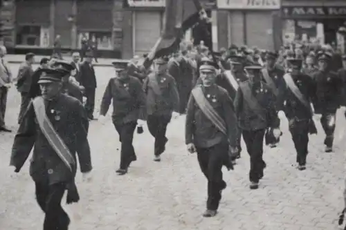 tolles altes Foto - Umzug Veteranen ?? Geschäfte im Hintergrund - Kohn, Sattler