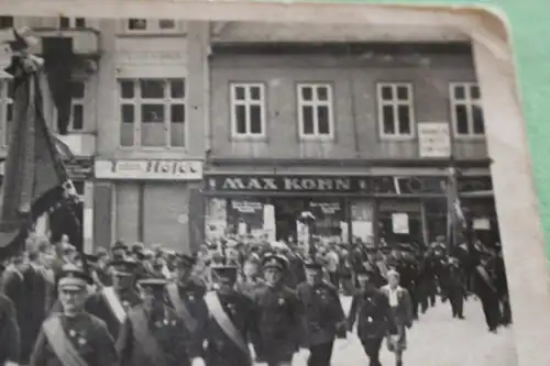 tolles altes Foto - Umzug Veteranen ?? Geschäfte im Hintergrund - Kohn, Sattler