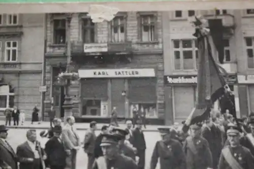 tolles altes Foto - Umzug Veteranen ?? Geschäfte im Hintergrund - Kohn, Sattler