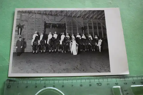 tolles altes Foto - verkleidete Reiter mit Pferde - Reitstall  - 1910-20