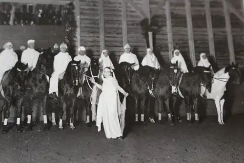 tolles altes Foto - verkleidete Reiter mit Pferde - Reitstall  - 1910-20