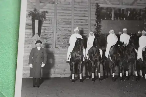 tolles altes Foto - verkleidete Reiter mit Pferde - Reitstall  - 1910-20