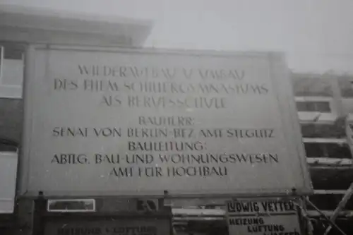 interessantes Foto - Schild Wiederaufbau des Schulgymnasiums Berlin Steglitz ?