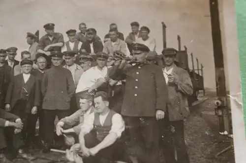 tolles altes Foto - Eisenbahner - Schienen verlegen ?  1910-20 ???